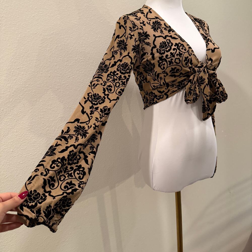 Windsor Burnout Velvet Tie Front Long Sleeve Floral Crop Top Tan Black Small - Picture 5 of 9